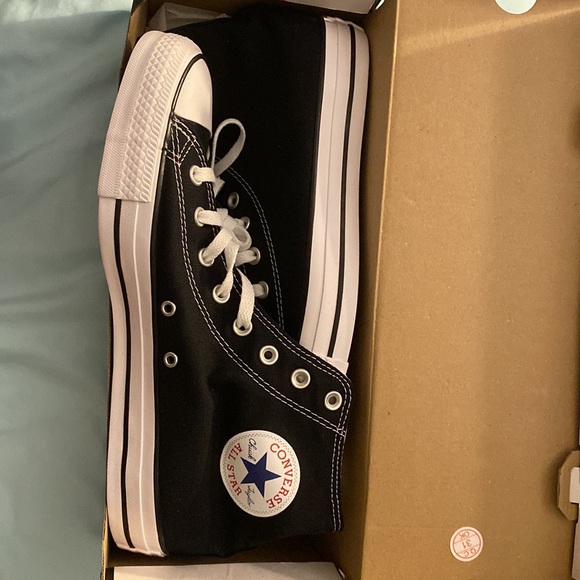 Men’s size 11 Black Converse - Picture 3 of 3